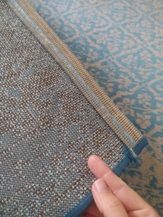 Alfombra azul y beige