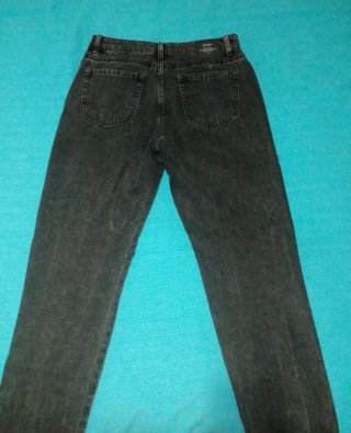 Pantalón vaquero negro desgastado