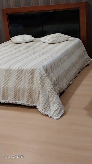 Colcha de casal bege e branca