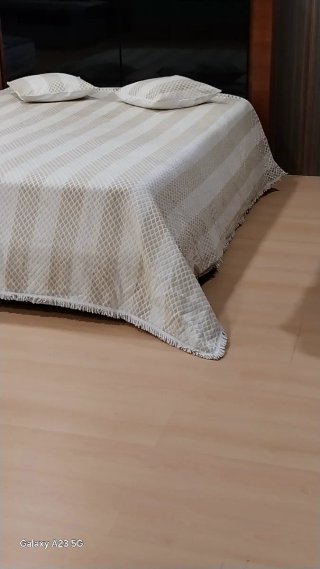 Colcha de casal bege e branca