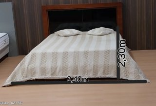 Colcha de casal bege e branca