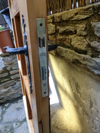Puerta de madera con cristales