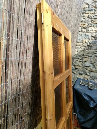 Puerta de madera con cristales