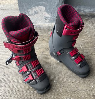 Botas de esquí con forro a cuadros.
