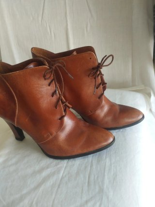 Botines de piel marrones con cordones
