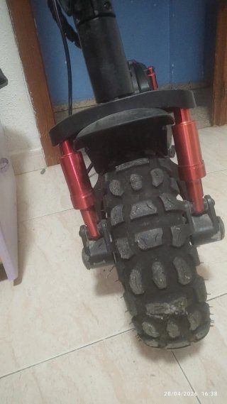 Patín eléctrico con bolsa frontal
