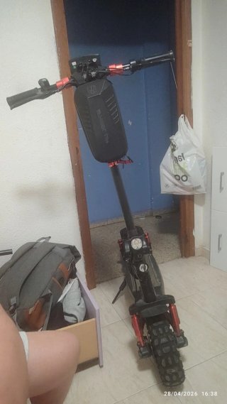 Patín eléctrico con bolsa frontal