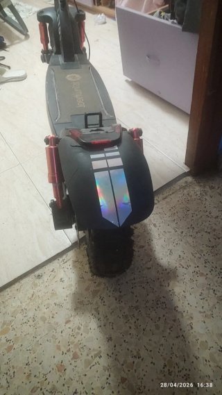 Patín eléctrico con bolsa frontal
