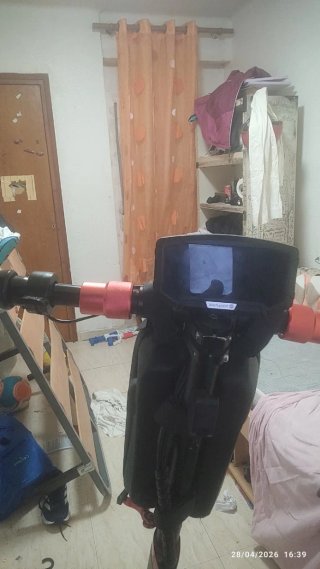 Patín eléctrico con bolsa frontal