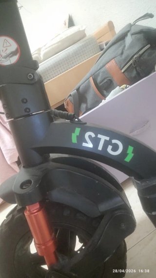 Patín eléctrico con bolsa frontal
