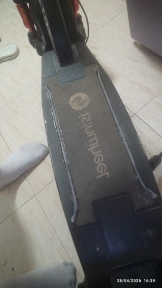 Patín eléctrico con bolsa frontal