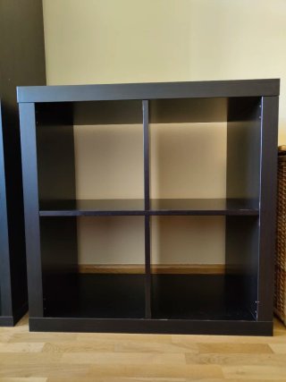 Escritorio con cajonera y estanterías