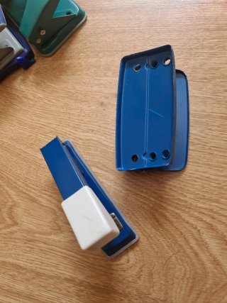 Grapadora y perforadora azul