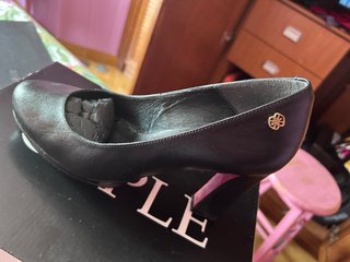 Zapatos de tacón negros elegantes