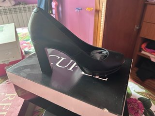 Zapatos de tacón negros elegantes
