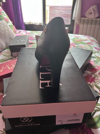 Zapatos de tacón negros elegantes