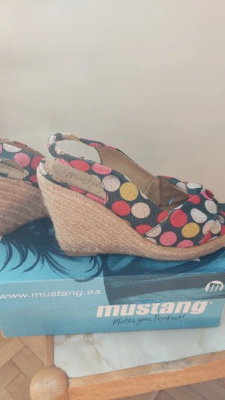 Zapatillas cuña Mustang T40 lunares
