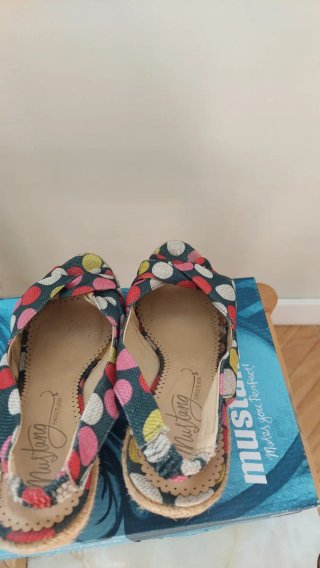 Zapatillas cuña Mustang T40 lunares