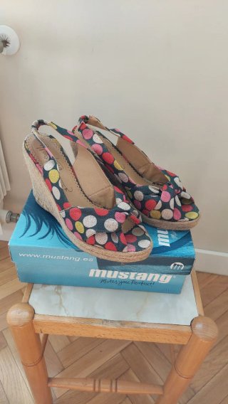 Zapatillas cuña Mustang T40 lunares