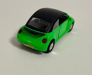 Coche de juguete verde