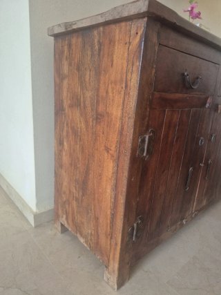 Mueble de madera antiguo con herrajes