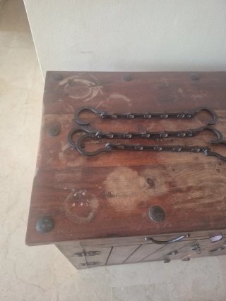 Mueble de madera antiguo con herrajes