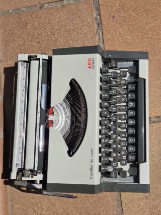 Máquina de escribir AEG Olympia Traveller de Luxe