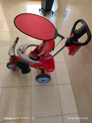 Triciclo infantil rojo con capota