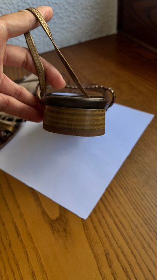 Sandalias bajas marrones y doradas