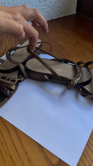Sandalias bajas marrones y doradas