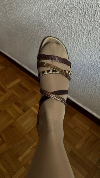 Sandalias bajas marrones y doradas