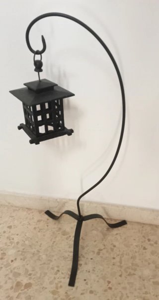 Farol antiguo de metal negro