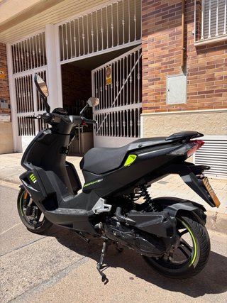 Peugeot Speedfight 50cc Scooter Negra y Amarilla