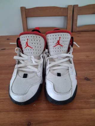 Zapatillas Jordan Blancas y Rojas Talla 42