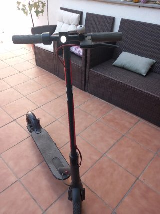 Monopatín eléctrico con cargador