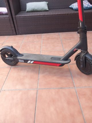 Monopatín eléctrico con cargador