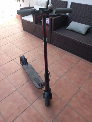 Monopatín eléctrico con cargador