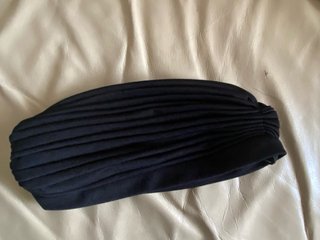 Gorro negro plisado señora