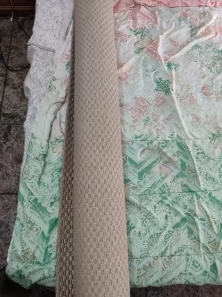 Alfombra de tela beige y gris