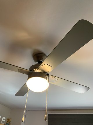 Ventilador de techo gris con luz