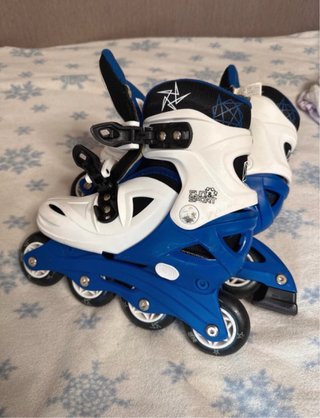 Patines infantiles y casco azul