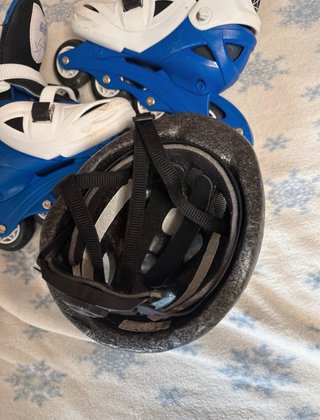 Patines infantiles y casco azul