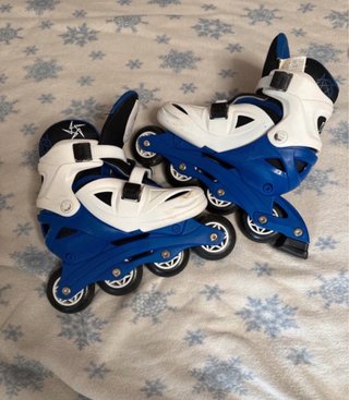 Patines infantiles y casco azul