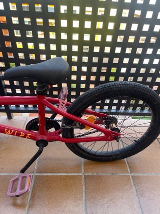 Bmx roja con frenos 360 con camara rueda pinchada.