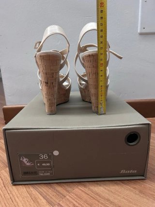 Sandali con zeppa alta di sughero