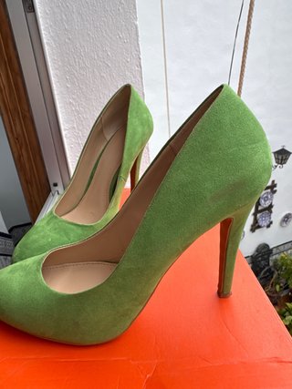 Tacones verdes ante