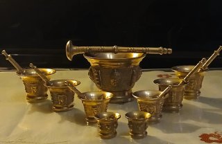 Juego morteros bronce dorado con maza,de caras.