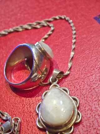 Set collana e anello con pietre