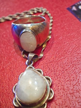 Set collana e anello con pietre