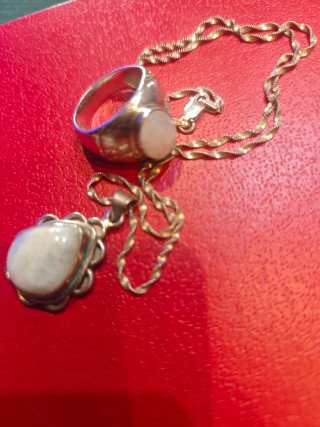Set collana e anello con pietre
